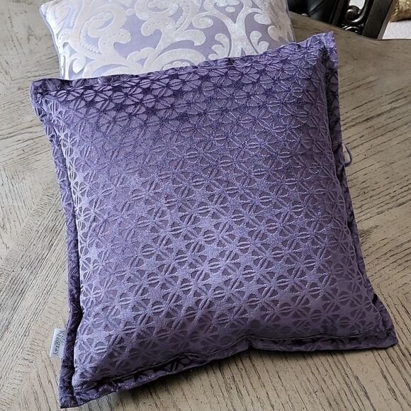 20x20 decorative velvet throw pillow with zipper Kingray💜 - Picture 6 of 8